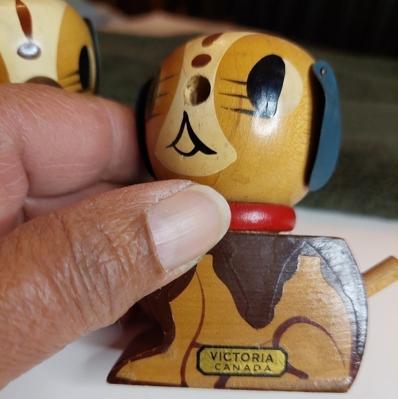 Vintage* Victoria BC Souvenir Puppy Salt and Pepper Shakers - Picture 3 of 9